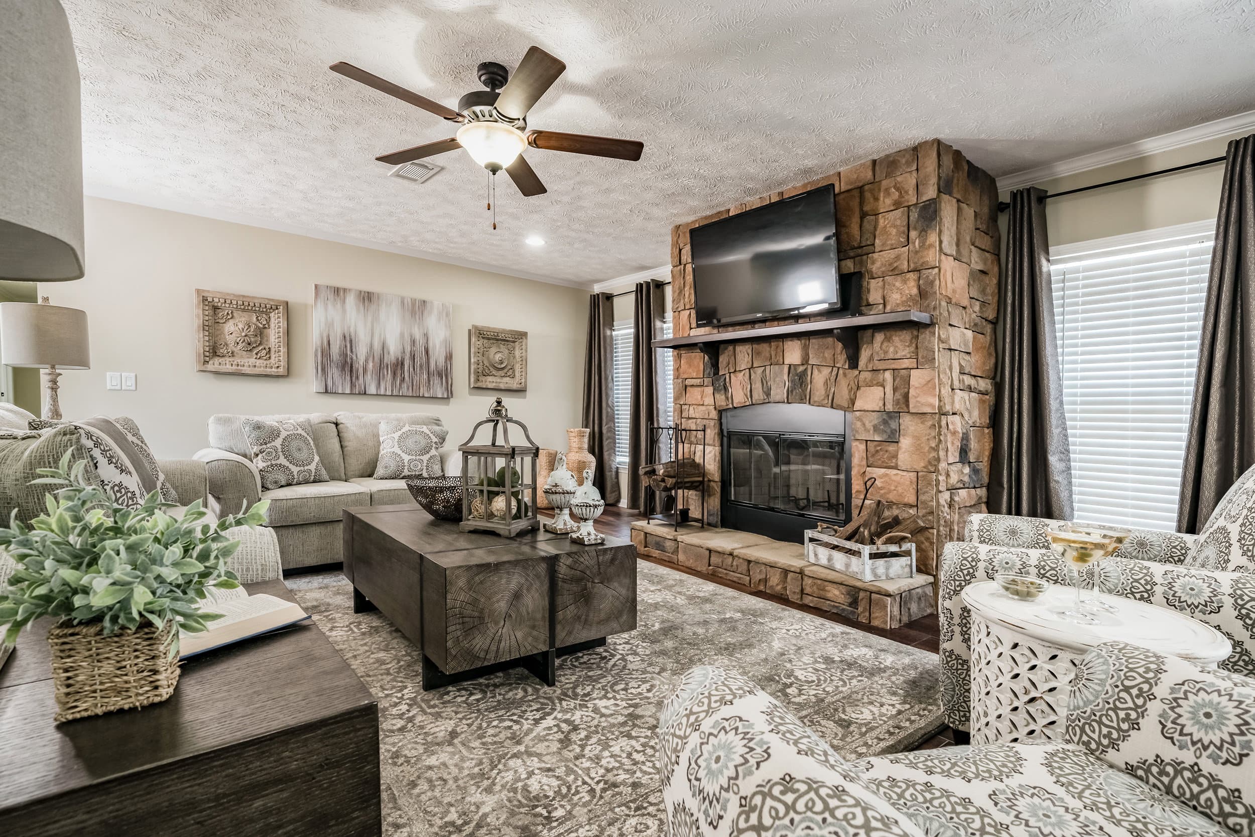 Kb-3244 interior home features