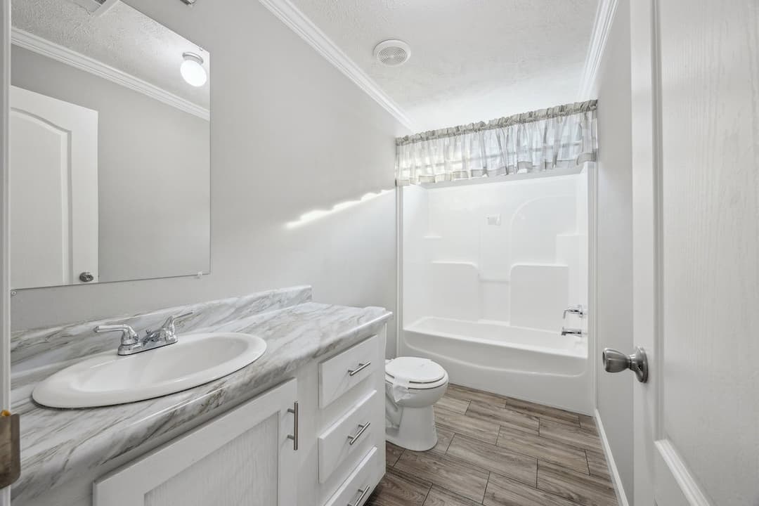 Md-43-32 stagecoach bathroom home features