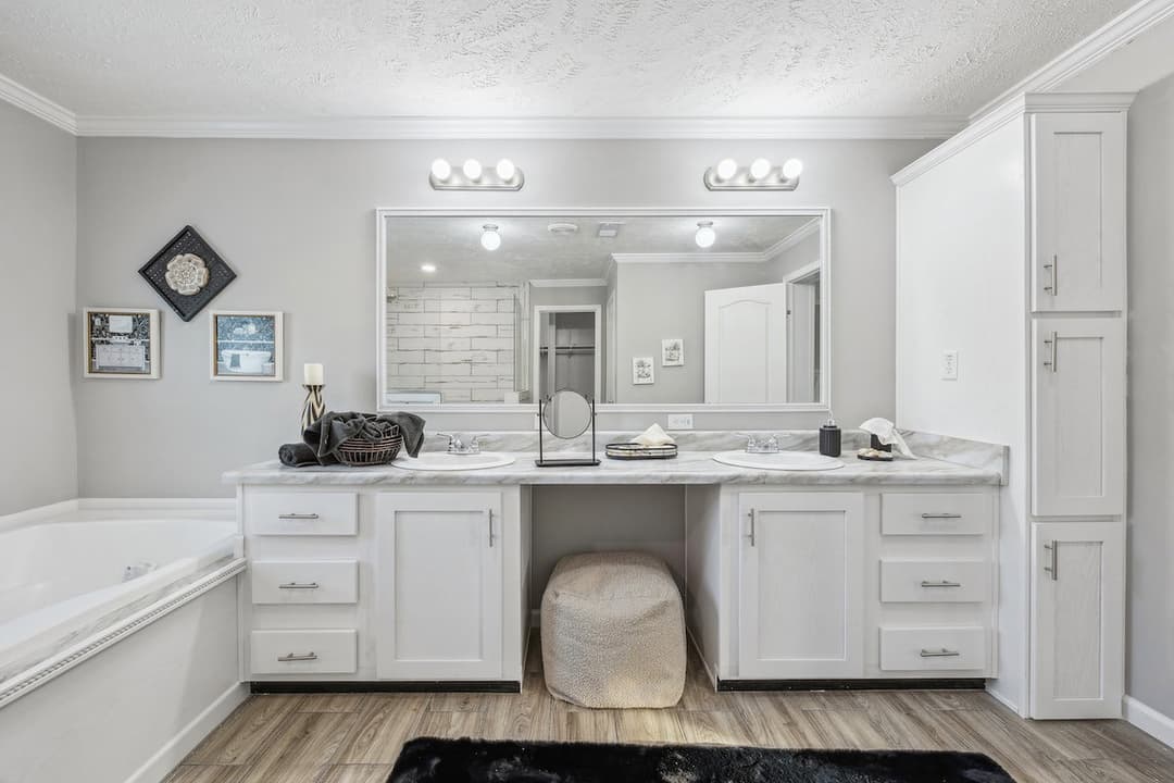 Md-43-32 stagecoach bathroom home features