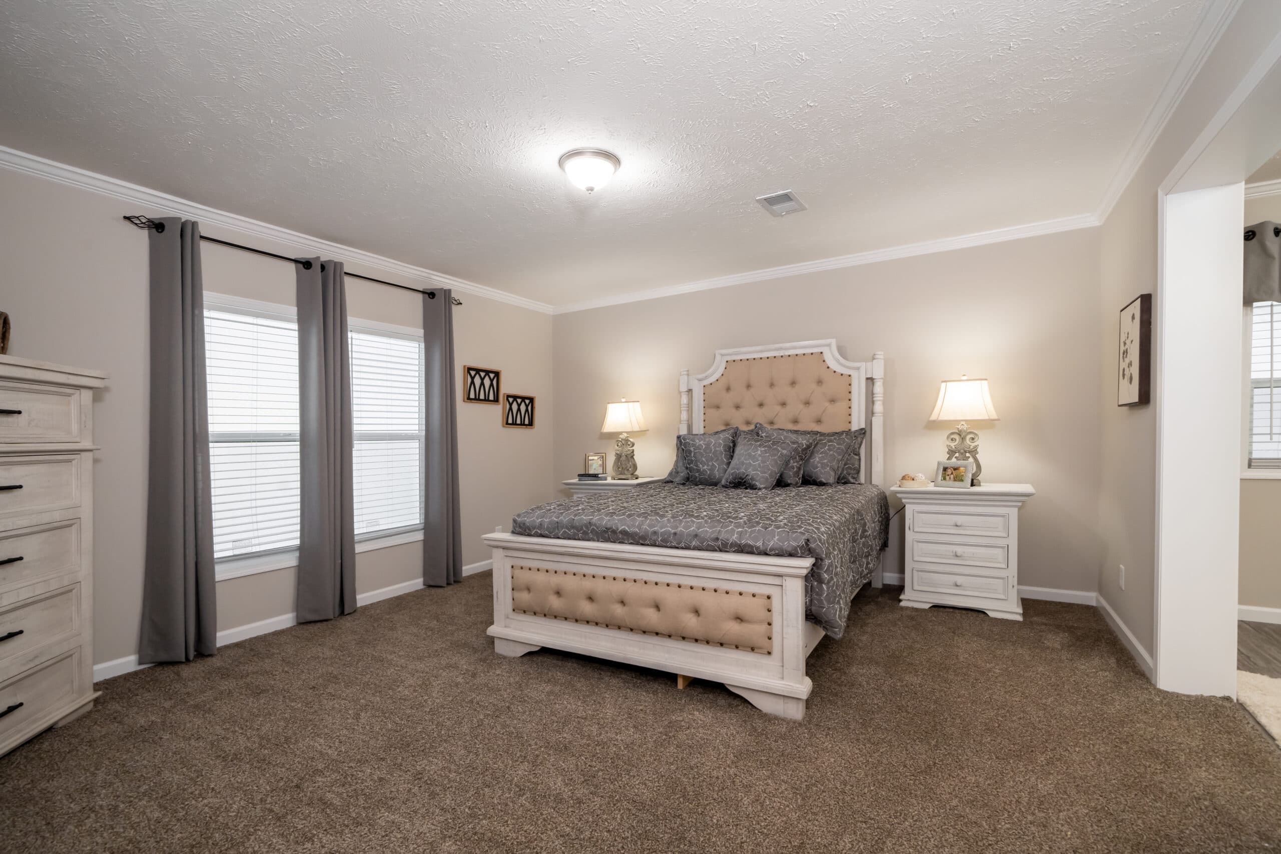 Md-54-32 the duke bedroom home features
