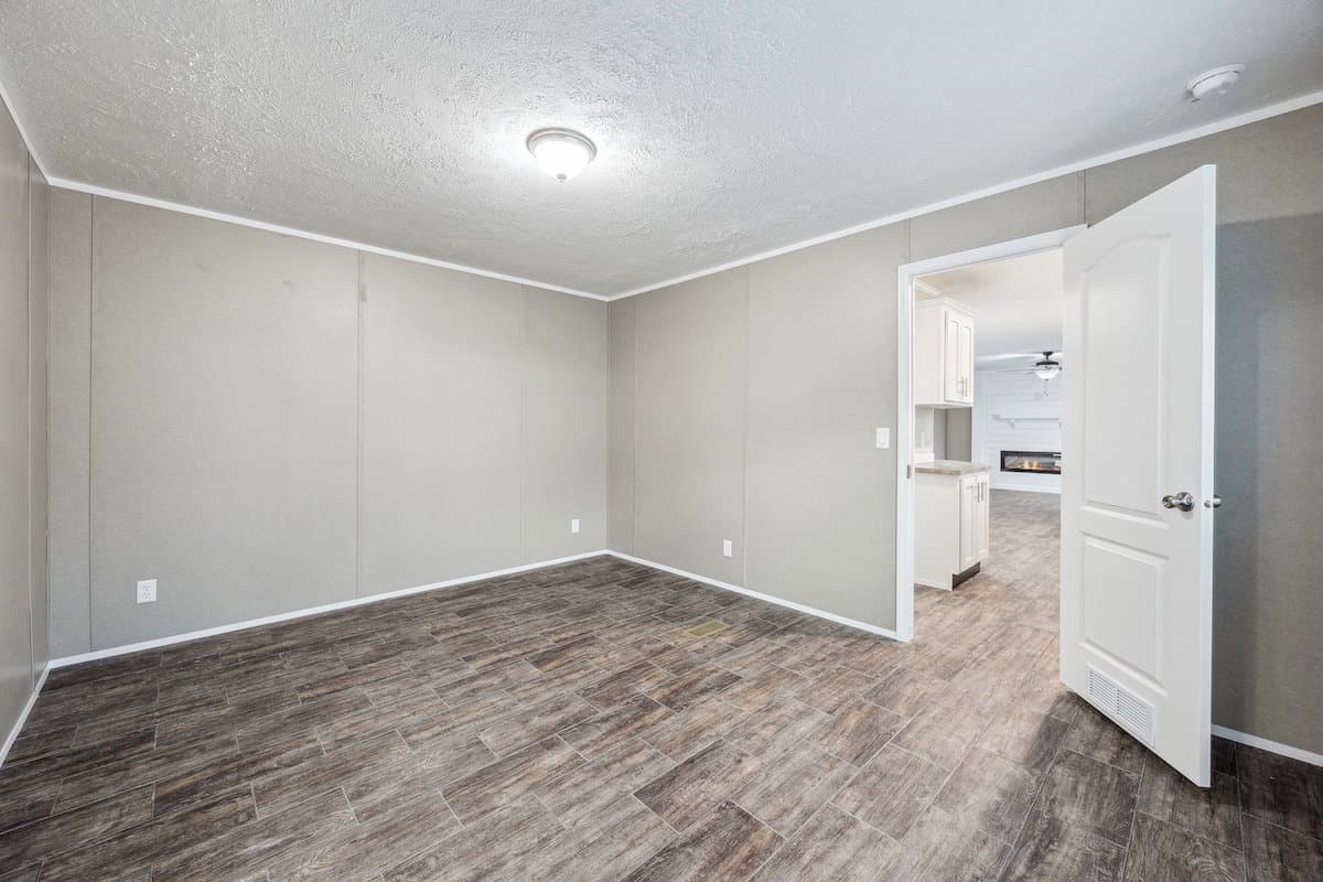 Md-102 bedroom home features